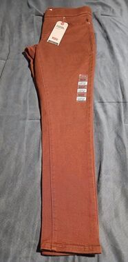 Levis Pull On Shaping Leggings Jeans Womens Cherry Mahogany Brown. Size 8 Medium